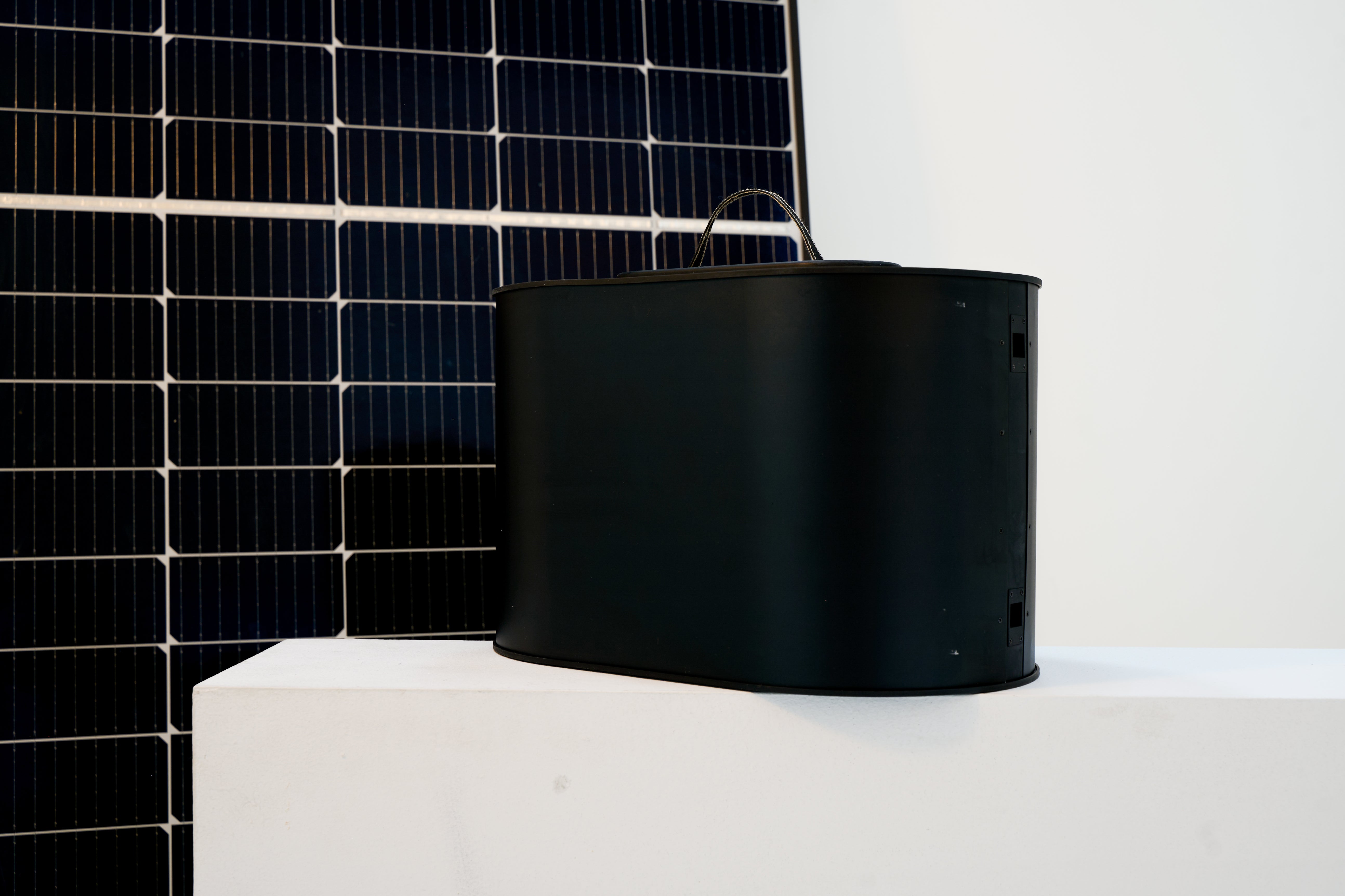 MoeBat mit einem Solarpanel im Hintergrund